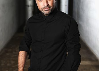 Celebrity Tributes se ubacuje kao australijski modni dizajner Aurelio Costarella koji je odjenuo poput Cate Blanchett i Jennifer Hawkins umire od 60 godina od rijetke bolesti mozga