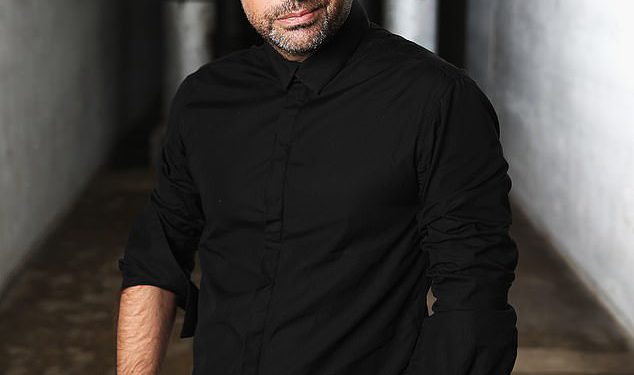 Celebrity Tributes se ubacuje kao australijski modni dizajner Aurelio Costarella koji je odjenuo poput Cate Blanchett i Jennifer Hawkins umire od 60 godina od rijetke bolesti mozga