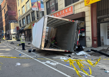 Četiri odvedene u bolnicu nakon što je Penske kamion udario pješake u Bostonu i srušio se u zgradu