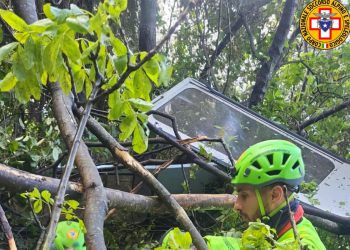 Četiri su ubijena nakon što se žičarica srušila na zemlju u Napulju