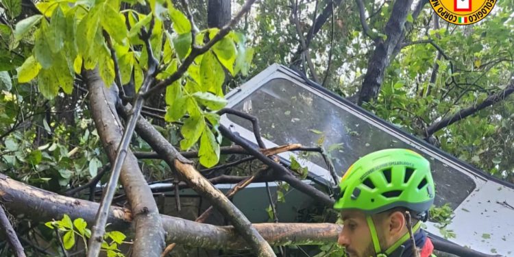 Četiri su ubijena nakon što se žičarica srušila na zemlju u Napulju