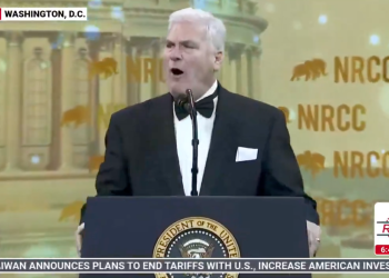Čini se da republikanski veleposlanik Tom Emmer naziva Trumpa kao “predsjednika C ***” na NRCC večeri