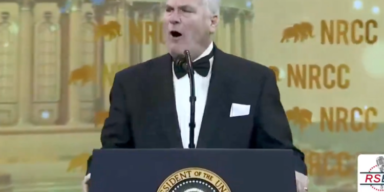 Čini se da republikanski veleposlanik Tom Emmer naziva Trumpa kao “predsjednika C ***” na NRCC večeri