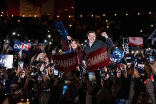 Pierre Poilievre, vođa Konzervativne stranke Kanade i službene opozicije, govori tijekom događaja 'Zvižduk za promjene' 27. travnja 2025.