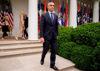 Corey Lewandowski radi kao Kristi Noem ‘De facto’ šef stožera – unatoč zabrinutosti Bijele kuće zbog njihove prošlosti