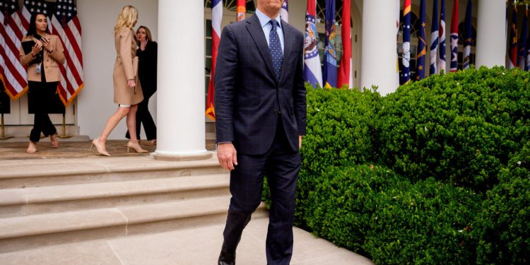 Corey Lewandowski radi kao Kristi Noem ‘De facto’ šef stožera – unatoč zabrinutosti Bijele kuće zbog njihove prošlosti