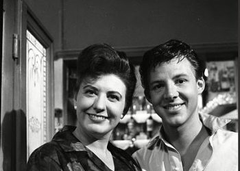 Coronation Street Legenda koja se pojavila u prvoj epizodi Showa Dies Dies u dobi od 88 godina dok su se izveli počast