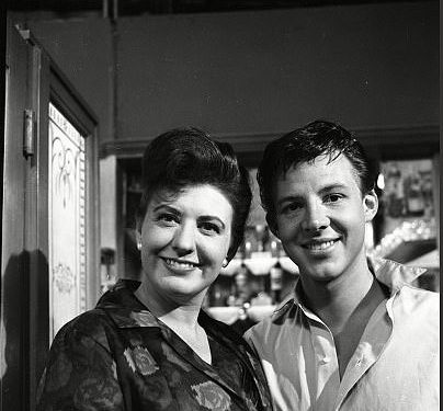 Coronation Street Legenda koja se pojavila u prvoj epizodi Showa Dies Dies u dobi od 88 godina dok su se izveli počast