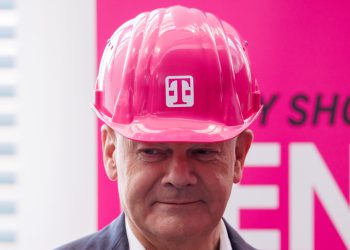 Čovjek je novčano kažnjen s 5.100 dolara nakon zagrljaja njemačke kancelarke – RT World News