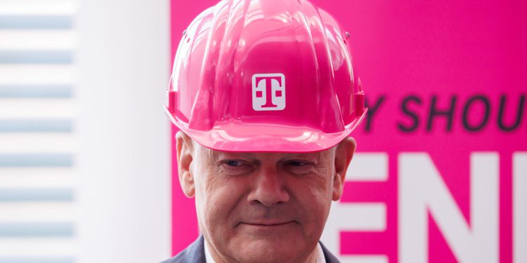 Čovjek je novčano kažnjen s 5.100 dolara nakon zagrljaja njemačke kancelarke – RT World News