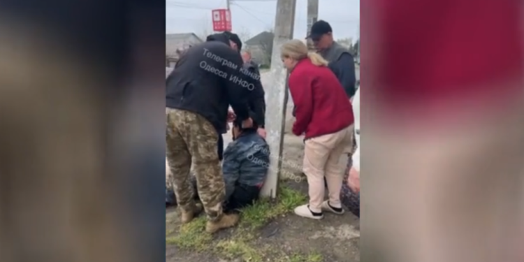 Čovjek navodno umire tijekom “snažne mobilizacije” u Ukrajini (uznemirujući video) – RT Rusija i bivši Sovjetski savez