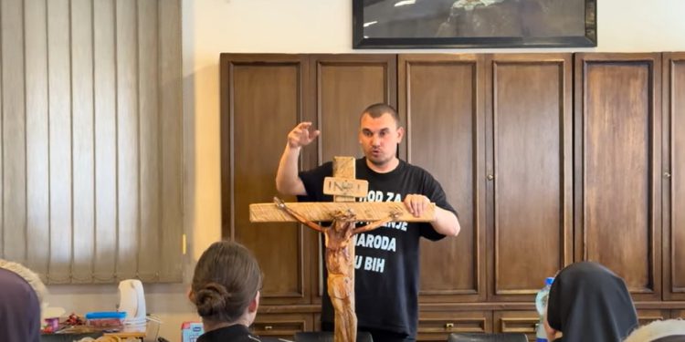 Čudesno svjedočanstvo Josipa Jelinića o križu kojeg nosi: ‘Pogledajte križ, drvo je krvavo’