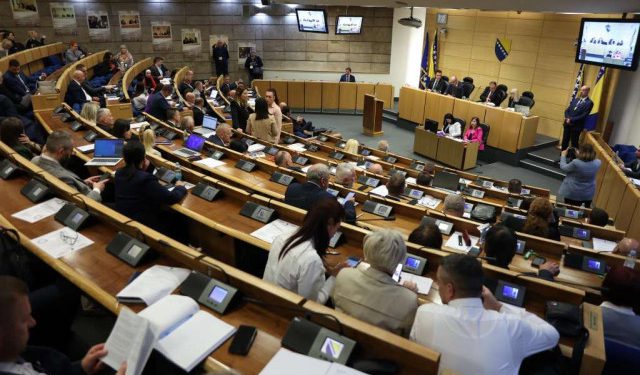 DOM NARODA FBiH Usvojene izmjene zakona kojim se smanjuju doprinosi na plaće za 13,25 posto