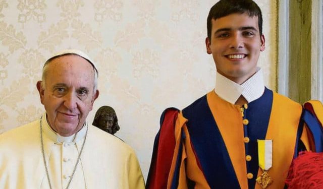 DON IVAN ŠARIĆ Mladi svećenik porijeklom iz Prisoja bio je pripadnik Švicarske garde kada je dobio duhovni poziv