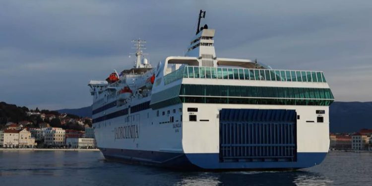 “Dalmacija” uplovila u splitsku luku