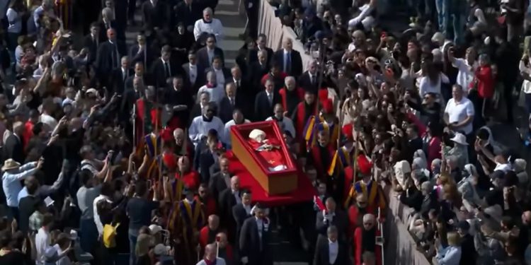 Danas se zatvara lijes pape Franje: Dirljiva gesta jedne žene dotaknula sve