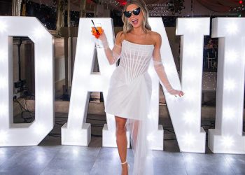 Dani Dyer omamljuje u leggy bijeloj mini haljini dok spušta pucnje i pleše noć, usred njezine burne kokoške prije nego što se udala za Jarrod Bowen