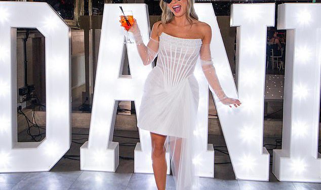 Dani Dyer omamljuje u leggy bijeloj mini haljini dok spušta pucnje i pleše noć, usred njezine burne kokoške prije nego što se udala za Jarrod Bowen