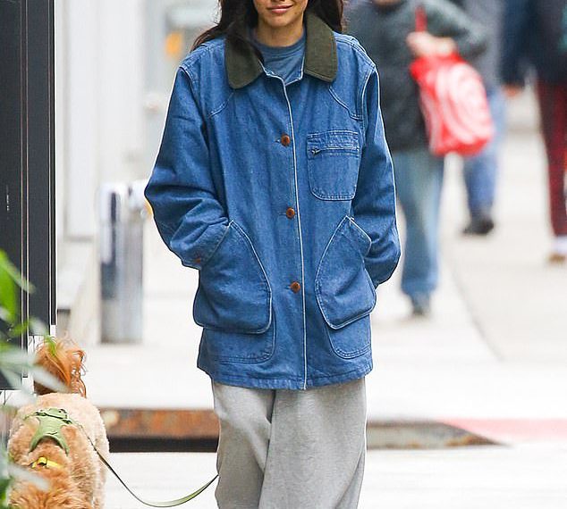 Deflated Rachel Zegler prekida pokrivač dok Disney narukvice za 115 milijuna dolara gubitka zbog ‘budi’ snježno bijele katastrofe