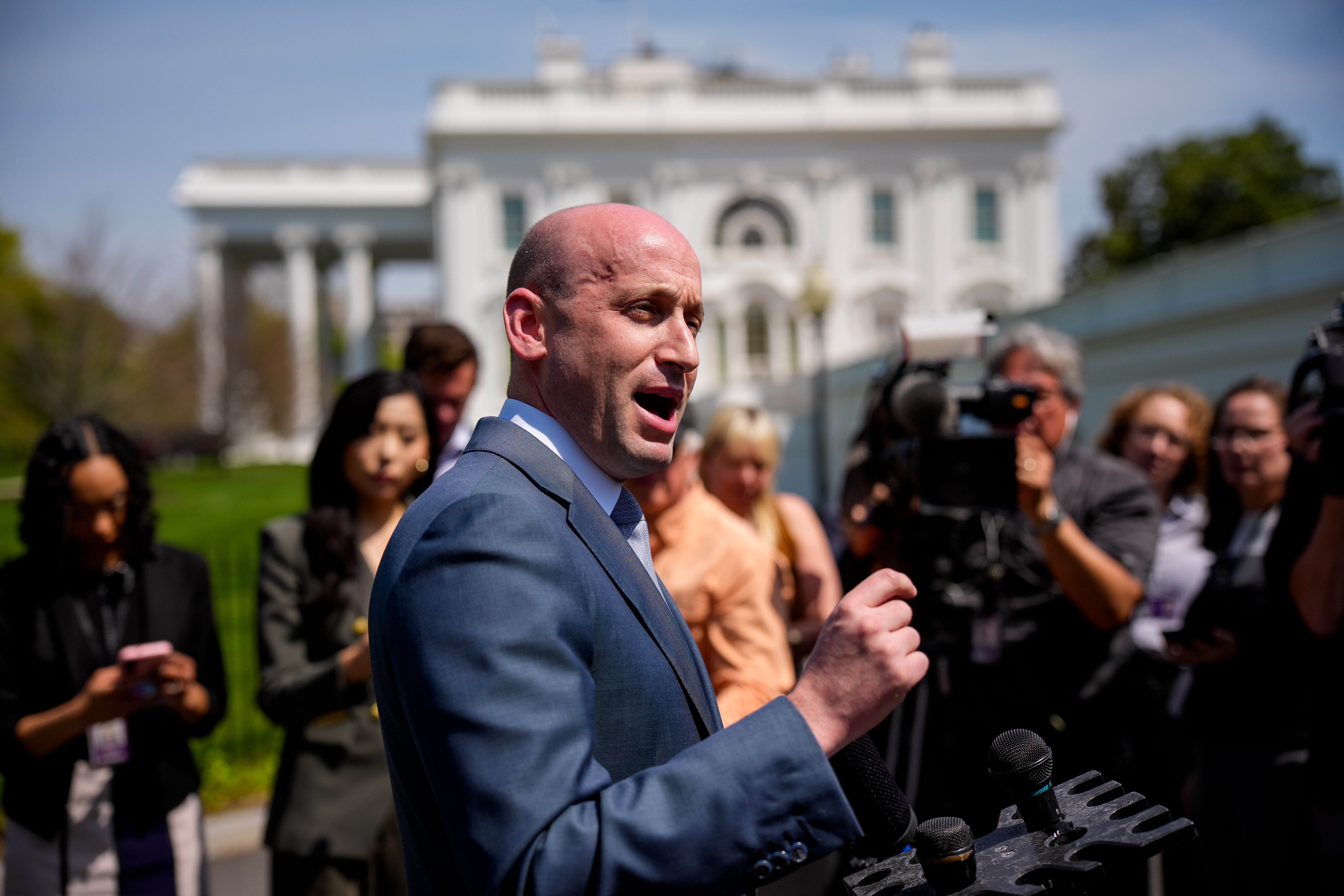 Stephen Miller i ostali dužnosnici Bijele kuće raznijeli su senatora Van Hollen zbog svog putovanja u El Salvador, jer administracija nastoji opravdati uklanjanje Kilmara Abrega Garcia s optužbama za kriminal protiv njega