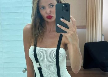 Dina Broadhurst ‘gola umjetnica’ preplavljuje njezinu figuru na vrlo lukavim fotografijama koje malo prepuštaju mašti