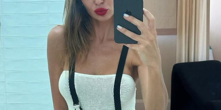 Dina Broadhurst ‘gola umjetnica’ preplavljuje njezinu figuru na vrlo lukavim fotografijama koje malo prepuštaju mašti