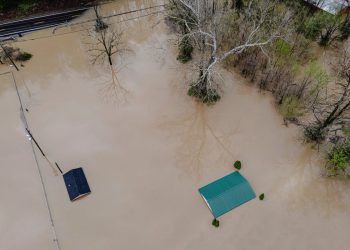 Dječakova smrt u poplavi u Kentuckyju postavlja pitanja zašto školski okrug nije otkazao nastavu