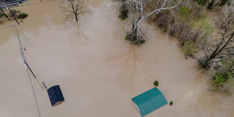 Dječakova smrt u poplavi u Kentuckyju postavlja pitanja zašto školski okrug nije otkazao nastavu