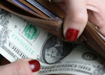 Dolar pao na najnižu razinu u tri godine, japanski jen i švicarski franak jačaju