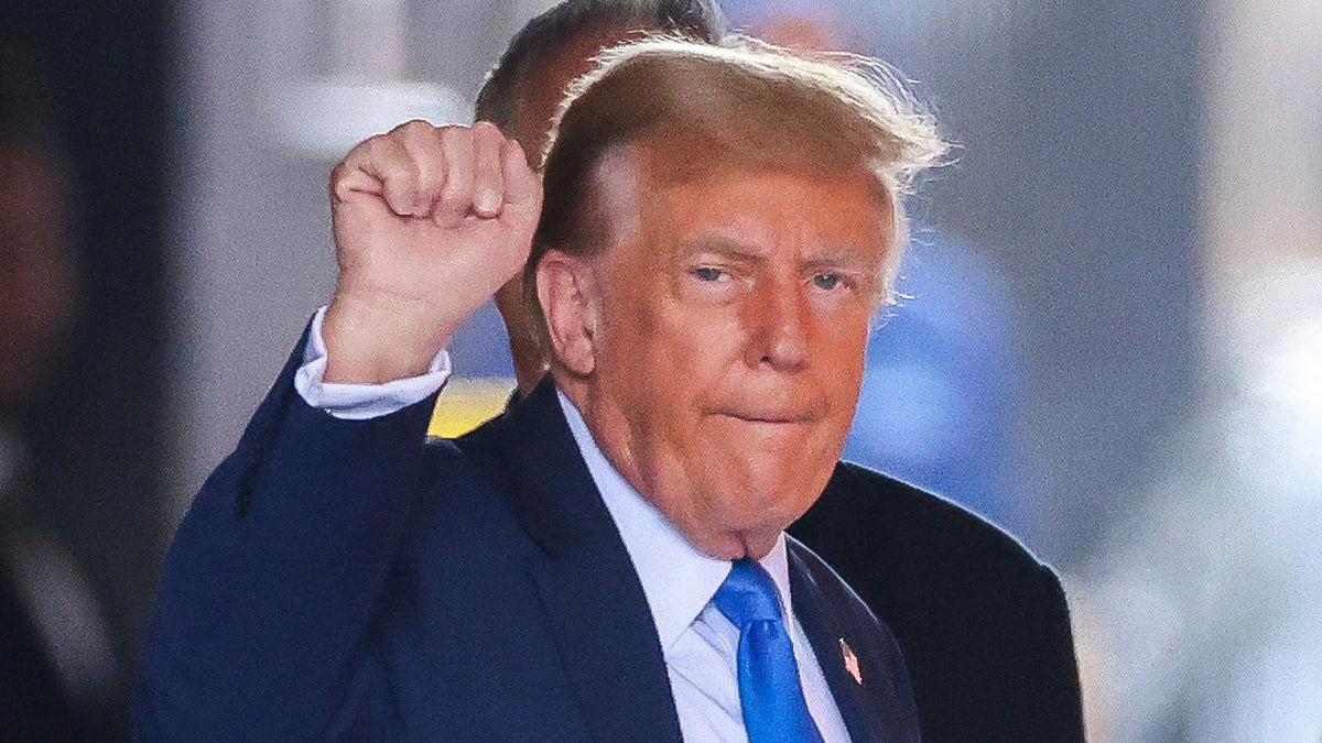 Bivši američki predsjednik i republikanski predsjednički kandidat Donald Trump napušta Trump Tower