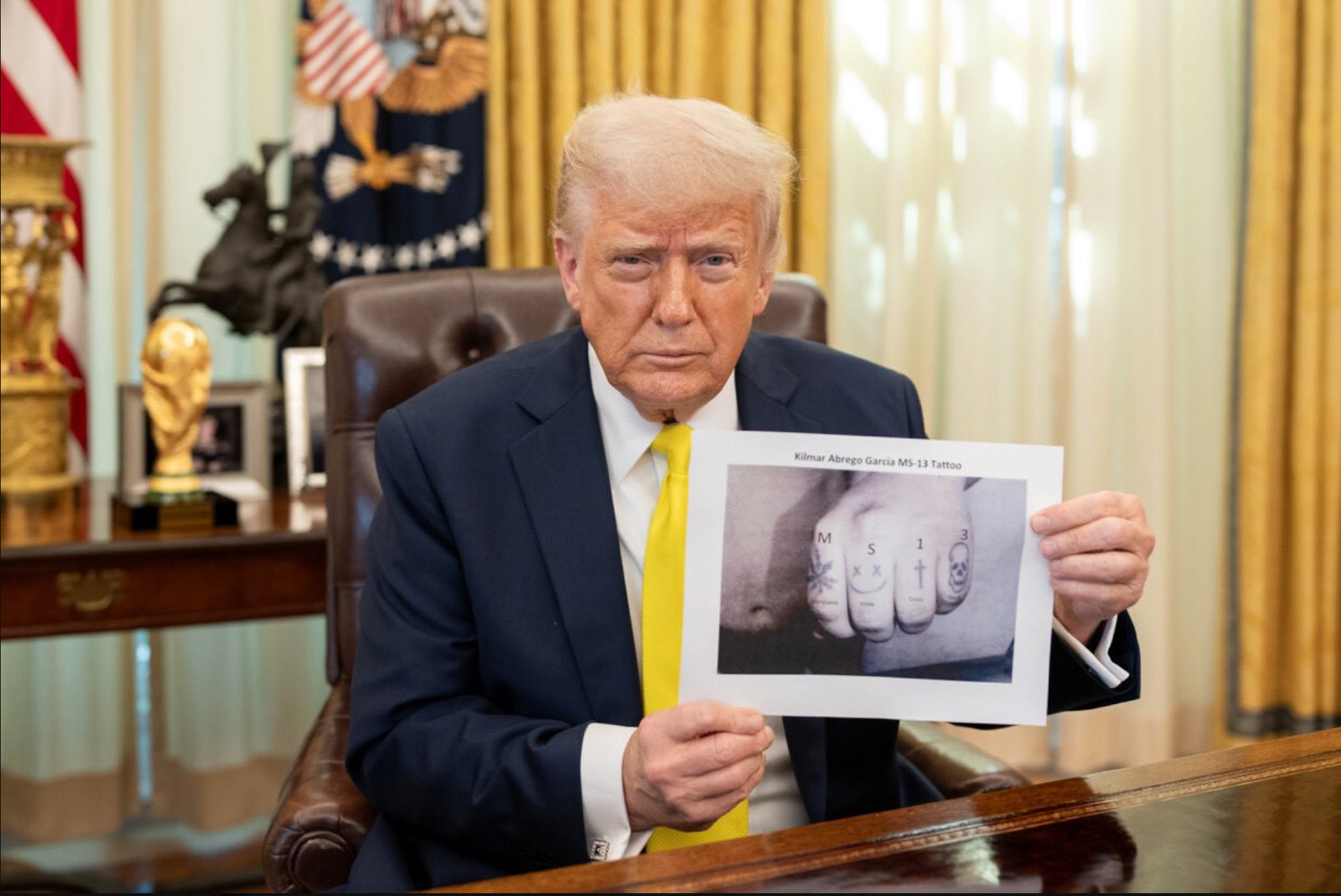 Donald Trump pozirao je s onim što se čini da je digitalno izmijenjena slika i tvrdio je da je Kilmar Abrego Garcia 'tetovirao MS-13 na svoje zglobove u onome što se čini kao da je digitalno izmijenjena slika