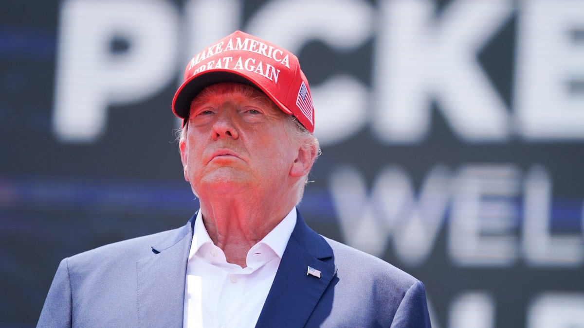 Donald Trump nosio je crvenu maku Ameriku, opet velik šešir