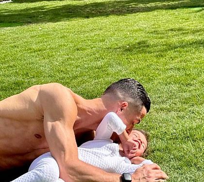 Doting tata Cristiano Ronaldo pokazuje svoju mekšu stranu dok nogometaš razigrano slavi kćeri 3. rođendan s srčanim Instagram Post