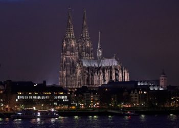 Drama u Kölnu dok policija uhićuje pet osoba koje se pokušavaju popeti na poznatu turističku atrakciju