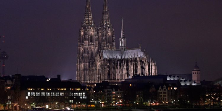 Drama u Kölnu dok policija uhićuje pet osoba koje se pokušavaju popeti na poznatu turističku atrakciju