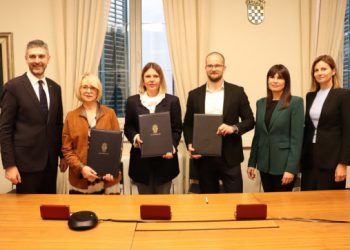 Državna tajnica Zrinka Raguž uručila ugovor vrijedan 3,36 milijuna eura za nabavu autobusa i opreme