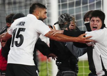 Dvoje mrtvih u sukobima s policijom, suspendirana igra