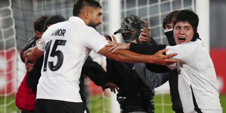 Dvoje mrtvih u sukobima s policijom, suspendirana igra