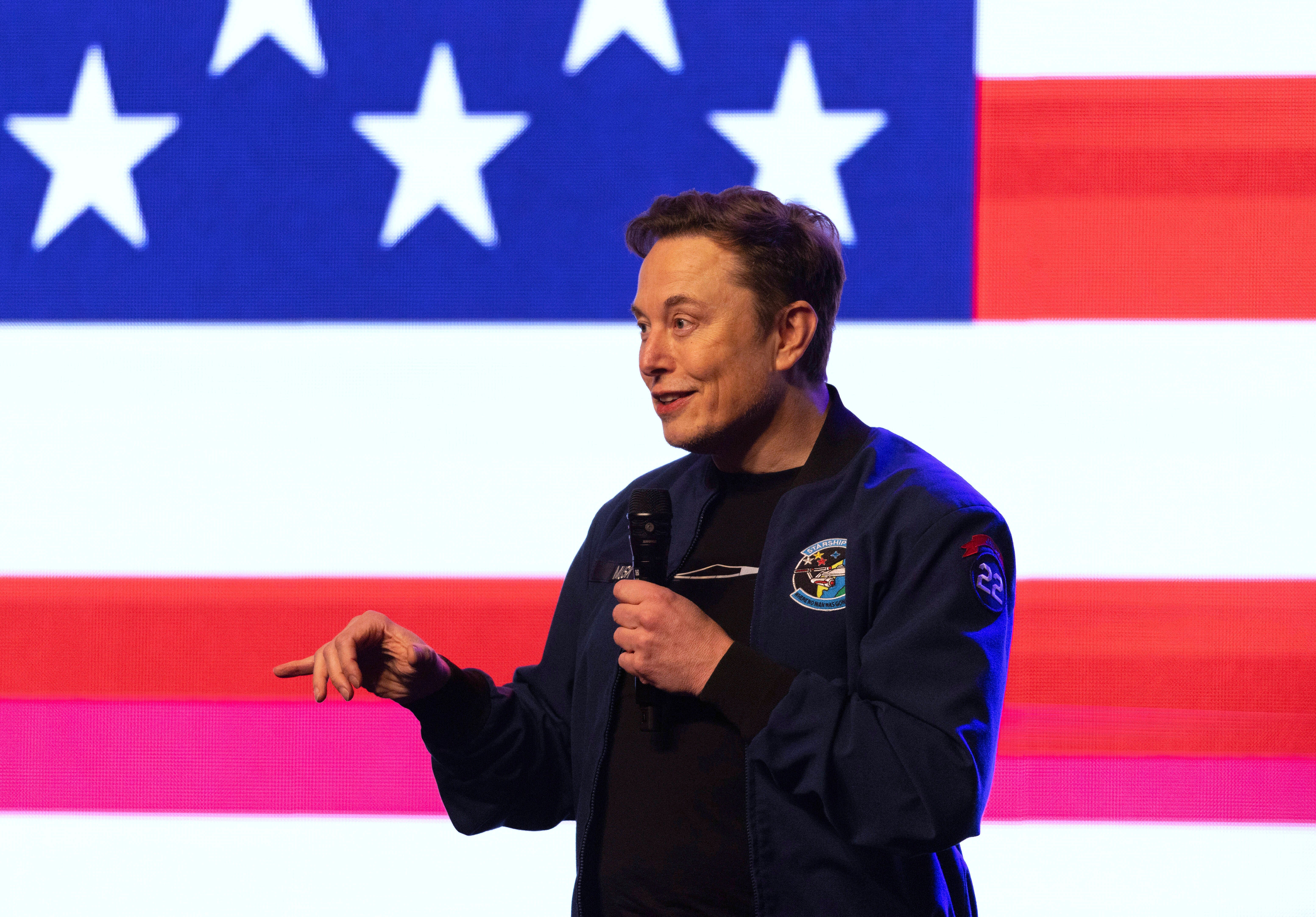 Elon Musk naletio je na savjetnika Donalda Trumpa o trgovini, Peter Navarro, nakon što je ekonomist branio predsjedničku tarifnu politiku, koja je izbrisala trilijune vrijednosti i desetine milijardi u Musk -ovom osobnom bogatstvu