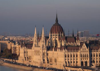 EU država ugrađuje dva spola u ustavu – RT World News