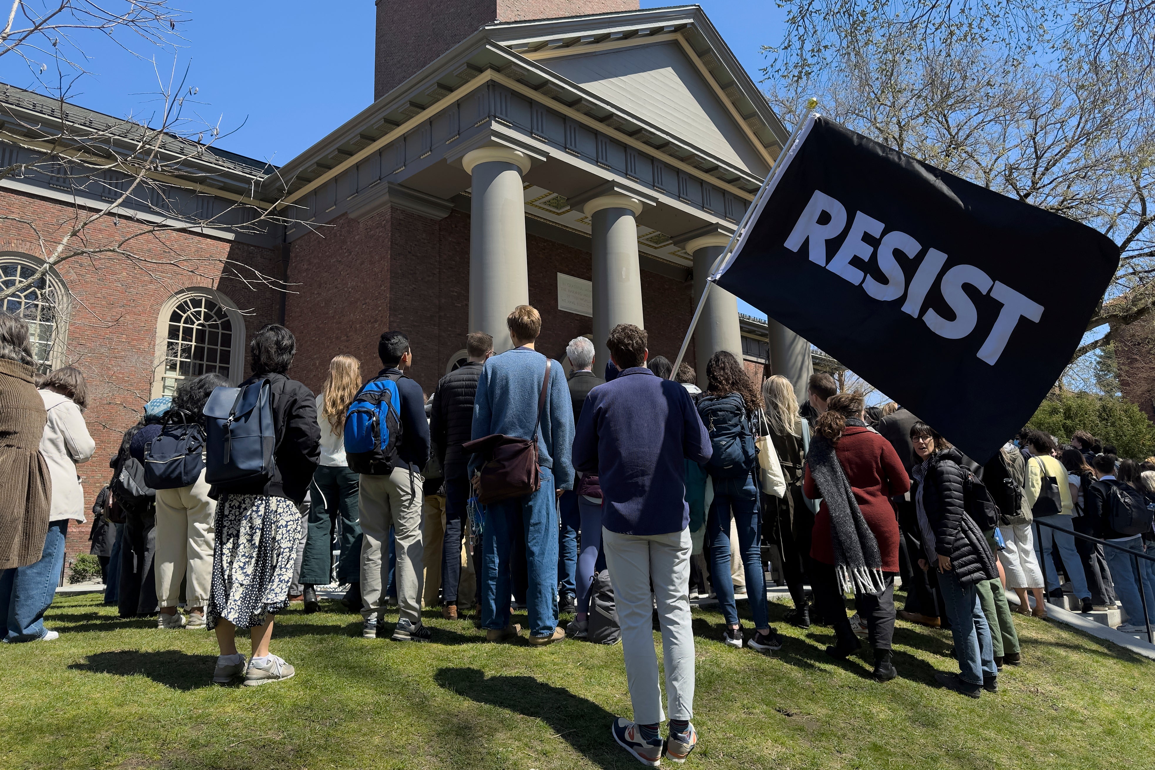 Bijela kuća stoji uz pismo i njegove prijetnje financijskoj devastaciji ako Ivy League School ne pristane na njegove velike zahtjeve. Trumpovi dužnosnici administracije rekli su da je Times da je poslan