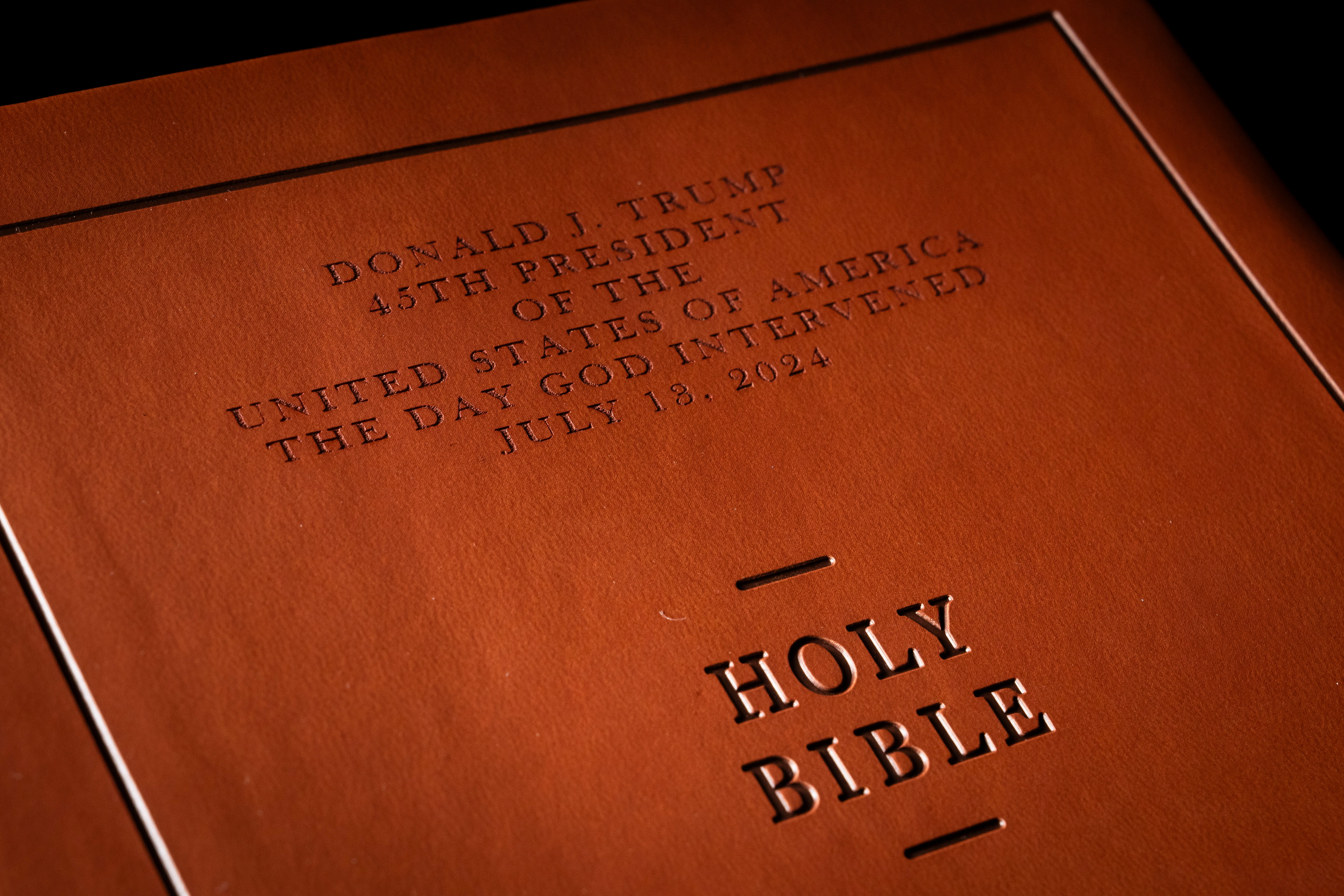 Pojavljujuće međunarodne tarife Donalda Trumpa mogu utjecati na proizvodnju Biblije. To može uključivati njegovu osobno svetu knjigu koja je navodno tiskana u Kini