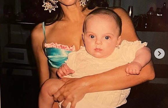 Elizabeth Hurley, 59, odaje slatku počast svom sinu Damianu dijeljenjem zadivljujućeg povratnog sna, dok slavi svoj 23. rođendan