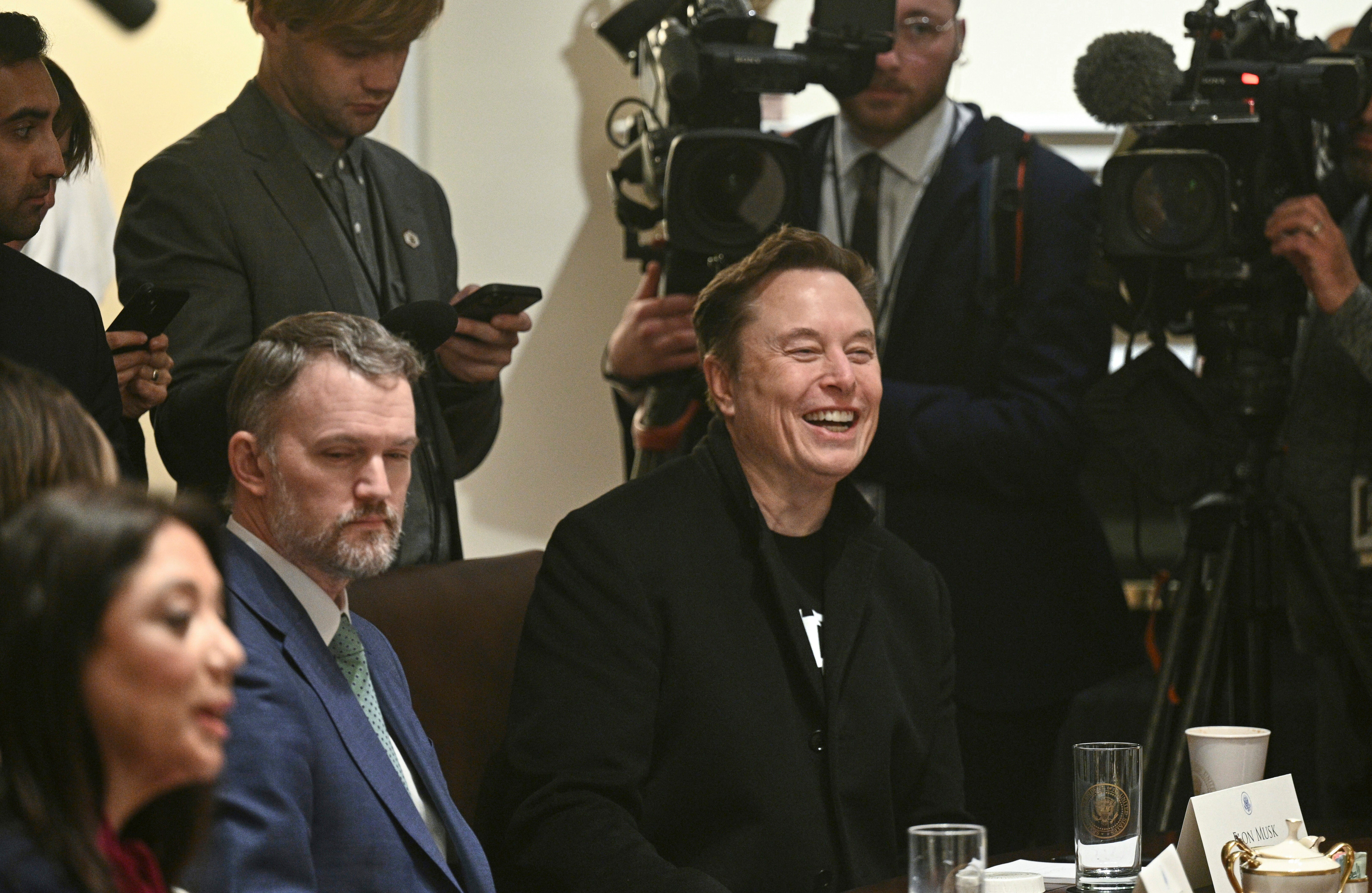 Elon Musk, s desne strane, i američki trgovinski predstavnik Jamieson Greer prisustvuju sastanku kabineta u Bijeloj kući. Musk se zahvalio Trumpu na 'fantastičnom vodstvu'