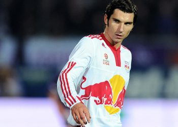 Ex-Hratia International, 39, umire u horor automobilskoj nesreći koja je uključivala četiri vozila-jer su dva njegova suigrača ostavljena u kritičnom stanju