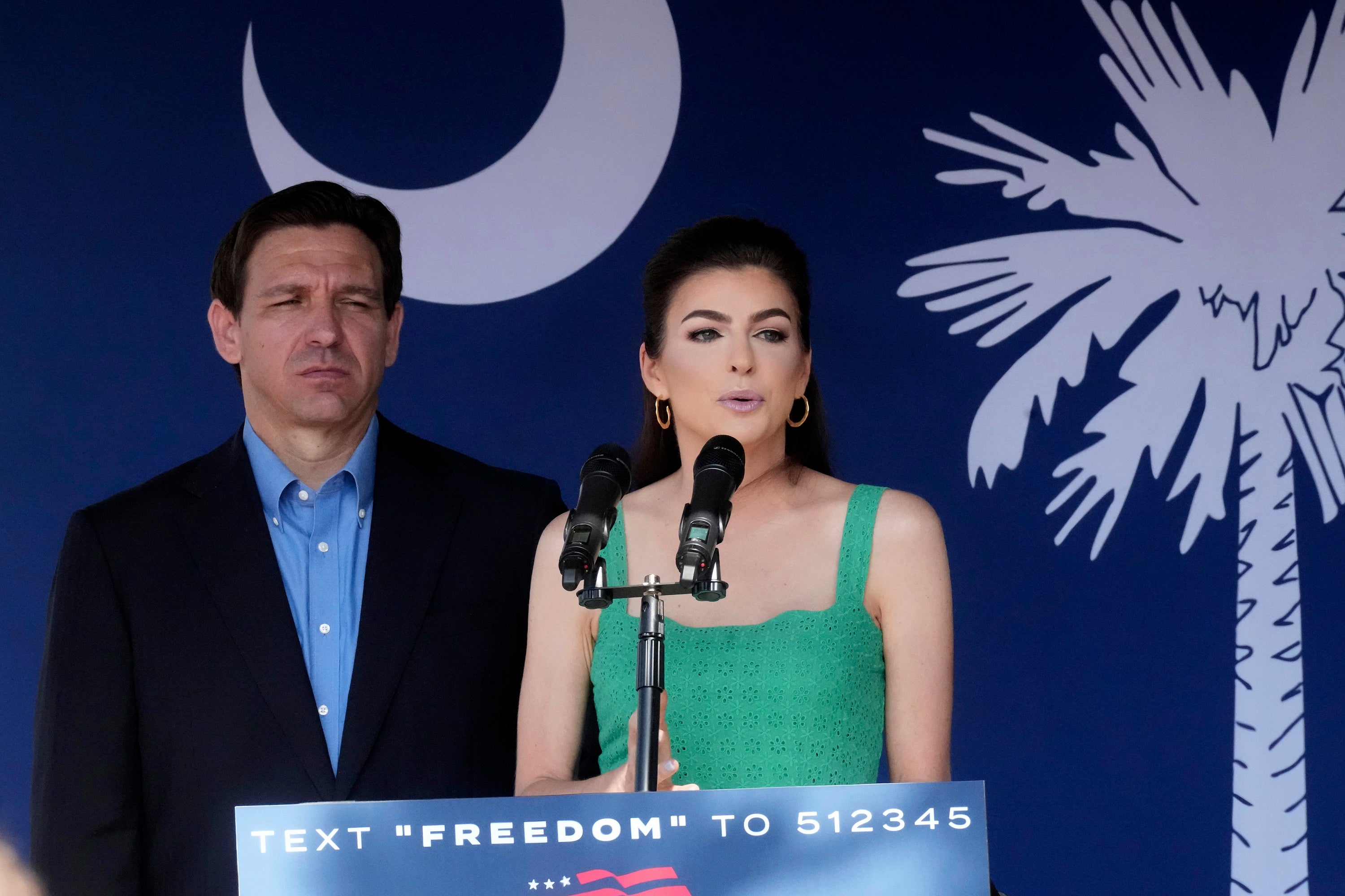 Guverner Ron Desantis sa suprugom Casey DeSantis na kampanji