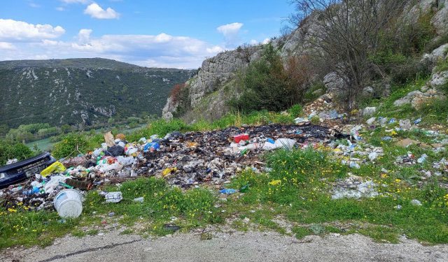 FOTO Eko horor kraj autoceste kod Čapljine, strance dočekuju ilegalne deponije, hrpe smeća i naša sramota