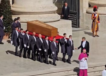 (FOTO)Posljednji ispraćaj pape Franje: Vjernici iz cijeloga svijeta opraštaju se od Svetog Oca