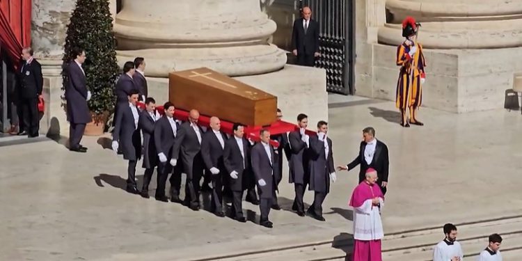 (FOTO)Posljednji ispraćaj pape Franje: Vjernici iz cijeloga svijeta opraštaju se od Svetog Oca