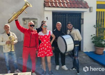 FOTO/VIDEO Mostarac razvod proslavio trubadurima iz Srbije, burekom i feštom u kultnom kafiću